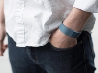 終于可看時間，Fitbit推998元手環Charge