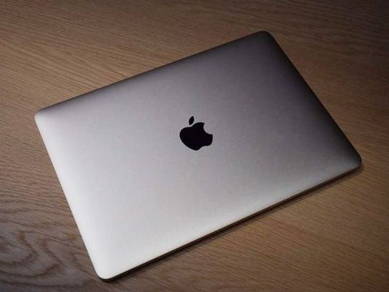 蘋果新MacBook取消Logo發(fā)光竟是因?yàn)椋?/></p><p>　　從真機(jī)的照片和上手的情況來看，新的MacBook的確是取消了鏤空的發(fā)光設(shè)計，取而代之的是金屬Logo。不少網(wǎng)友分析說，也許是出于節(jié)能的考慮。本身新的12英寸MacBook整體功耗就不高，增加一個Logo的鏤空設(shè)計興許會增加電能消耗。但是要知道蘋果的鏤空Logo光亮是通過液晶面板背光照射發(fā)光的，所以有沒有鏤空設(shè)計都并不影響整體的能耗表現(xiàn)，顯然這種說法是站不住腳的。</p><p>　　雖然官方并沒有就這個設(shè)計改變進(jìn)行詳細(xì)的說明，但是分析更合理的原因?qū)嶋H上可能的整機(jī)機(jī)身變薄的原因。液晶面板的厚度都已經(jīng)精確到0.88mm，這樣的精度要求已經(jīng)不足以支撐頂蓋多做一個鏤空結(jié)構(gòu)了。為了頂蓋的輕薄，為了機(jī)身的輕薄，索性取消鏤空Loog燈的設(shè)計或許是最好的解決辦法。（騰訊數(shù)碼）</p><p><span style=