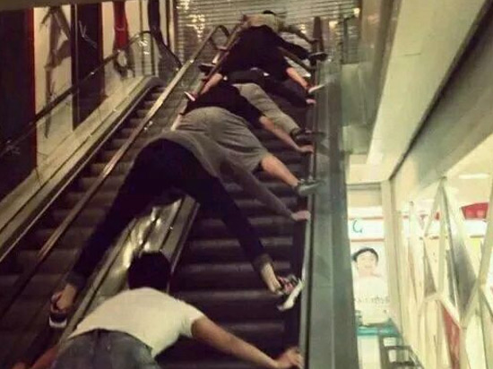 電梯吞人驚魂未定？看外國人如何避免