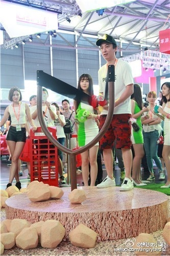 王思聰現身ChinaJoy《憤怒的小鳥2》 ShowGirl們瘋狂合影