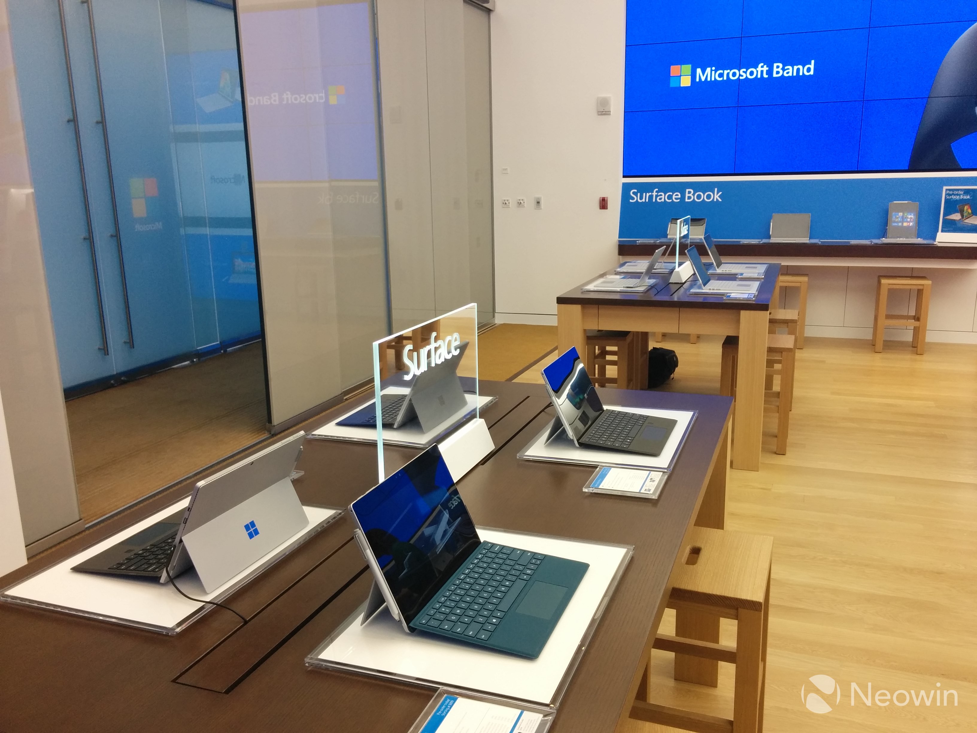 比蘋果Apple Store更氣派！全球最大微軟旗艦店開業