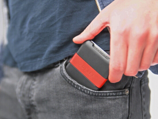 Pocket：這款移動電源還有錢包功能！