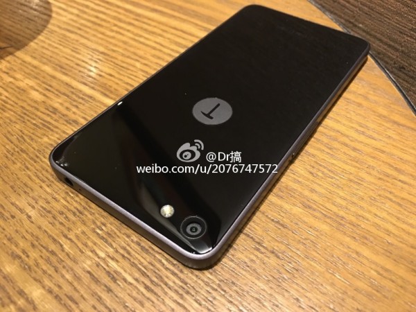 錘子T2真機(jī)再曝光：竟是喝咖啡撿到的