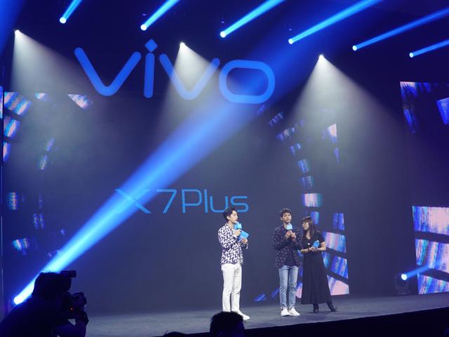 宋仲基終于現(xiàn)身 還帶來(lái)了vivo X7 Plus的售價(jià)