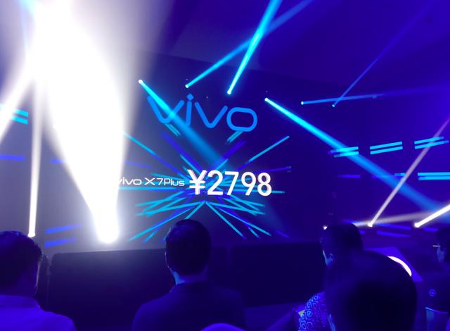 宋仲基終于現(xiàn)身 還帶來(lái)了vivo X7 Plus的售價(jià)