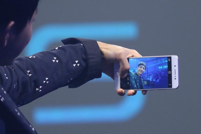 宋仲基終于現(xiàn)身 還帶來(lái)了vivo X7 Plus的售價(jià)