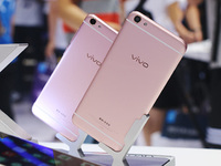 單看正面真是臉盲了，vivo X7/X7 Plus上手圖賞