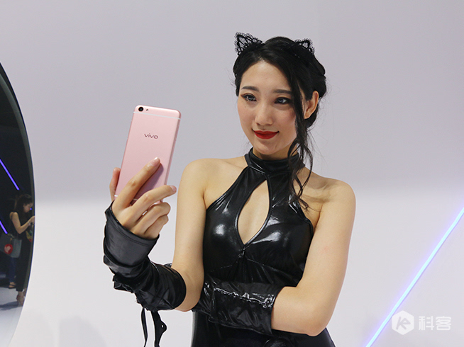 單看正面真是臉盲了，vivo X7/X7 Plus上手圖賞