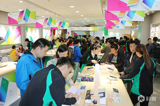 OPPO R9線下首發：1個店1小時賣出110臺