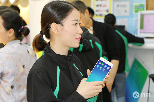 OPPO R9線下首發：1個店1小時賣出110臺