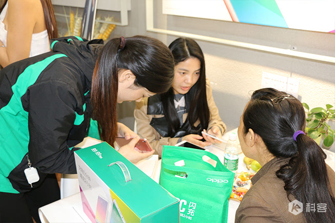 OPPO R9線下首發：1個店1小時賣出110臺