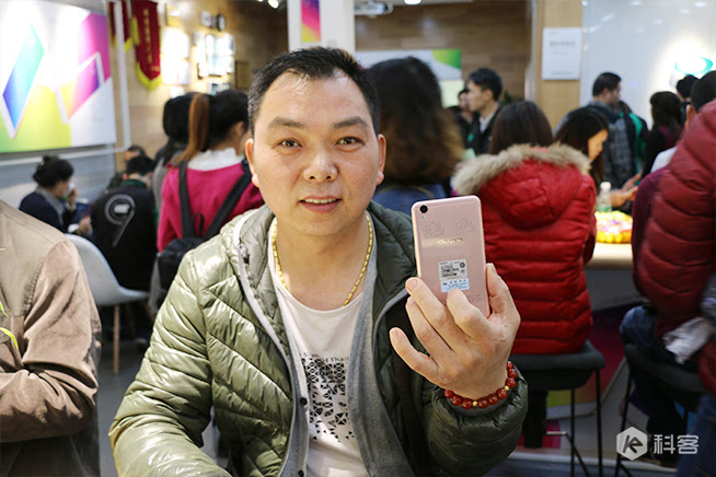 OPPO R9線下首發：1個店1小時賣出110臺