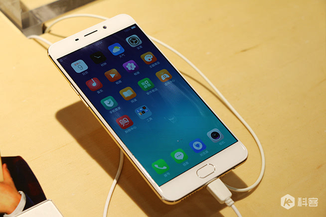 OPPO R9線下首發：1個店1小時賣出110臺