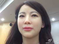 告訴我她美不美！中國首個美女機(jī)器人問世