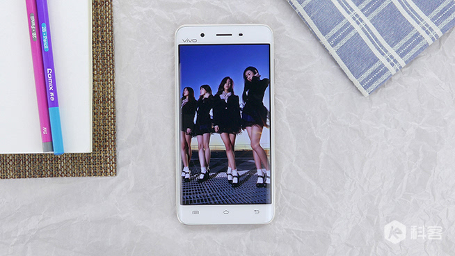 嗨科技：雖美但性能不足 雙曲面屏vivo Xplay5視頻評測 