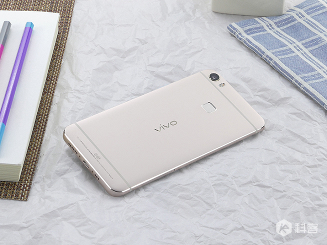 嗨科技：雖美但性能不足 雙曲面屏vivo Xplay5視頻評測 