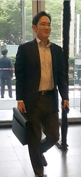 三星李在镕拿Note7上班 調侃記者用蘋果手機