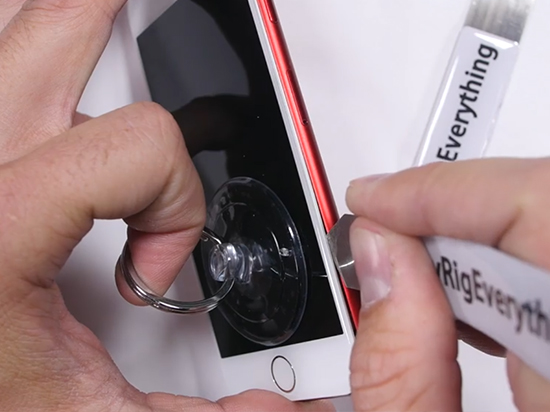 原版配色太難看？自己動手換中國紅iPhone 7屏幕