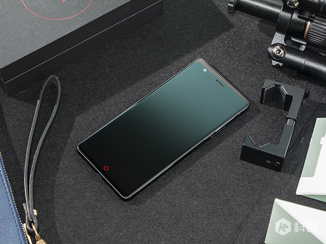 8GB內(nèi)存+無邊框設(shè)計(jì)！nubia Z17真機(jī)圖賞
