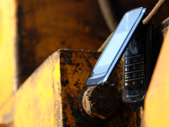 摩托羅拉復刻翻蓋神機RAZR，正面對標諾基亞3310