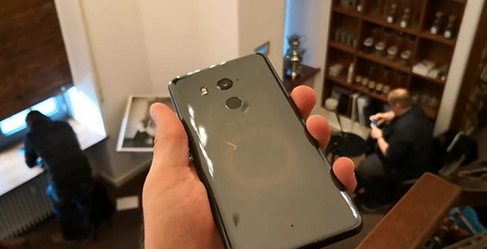HTC U11 Plus官方渲染圖與真機照曝光：半透明后蓋顏值爆棚