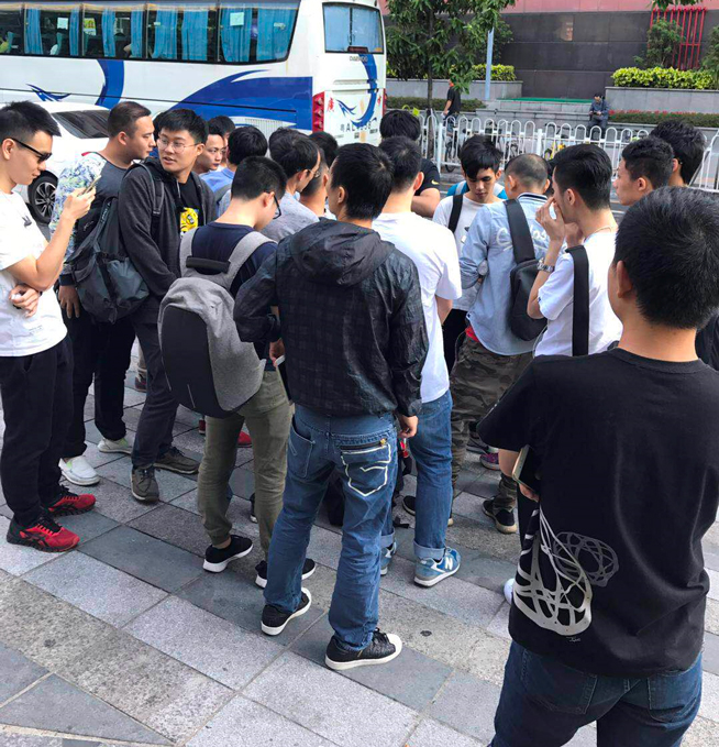 iPhone X上市現場：蘋果店排長龍，果粉愛不釋手