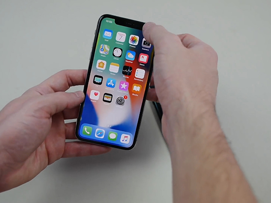 三星Note8對比iPhone X極限測試：用火燒屏幕也不怕?