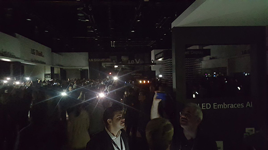 CES 2018最囧時刻：昨日谷歌展臺遭暴雨侵襲，今天會場再停電2小時