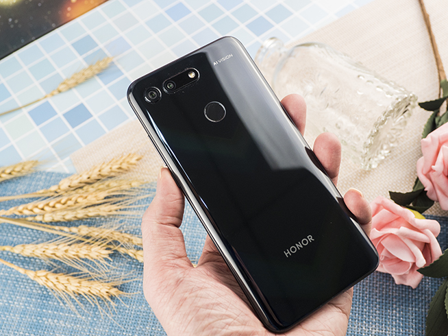 榮耀V20開箱體驗(yàn)：麒麟980“盲孔”全視屏4800萬像素 表現(xiàn)強(qiáng)勢(shì)