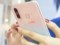 三星Galaxy A8s獨角精靈版圖賞：全新少女心漸變色 情人節(jié)專屬禮物