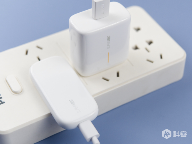 OPPO 50W超閃餅干充電器首發實測：便攜性滿分 根本不像是個充電器