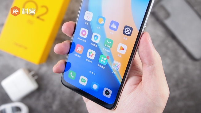 realme Q2 Pro開(kāi)箱上手：千元就能摸上素皮！65W閃充降維打擊