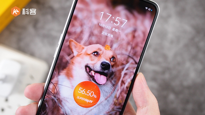 realme Q2 Pro開(kāi)箱上手：千元就能摸上素皮！65W閃充降維打擊