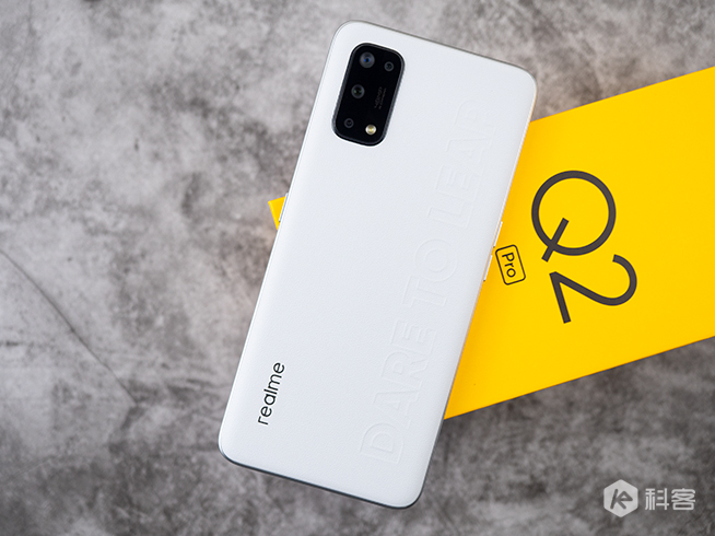 realme Q2 Pro開(kāi)箱上手：千元就能摸上素皮！65W閃充降維打擊