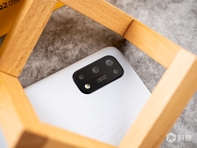 realme Q2 Pro開(kāi)箱上手：千元就能摸上素皮！65W閃充降維打擊