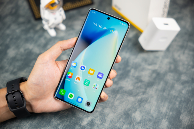 真我10 Pro+上手體驗：2160Hz超高頻調光！跟頻閃說再見？