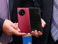 vivo X Fold2首次亮相：瘦身減重10%+！設(shè)計(jì)小改更好看