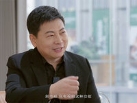 余承東現(xiàn)場(chǎng)玩轉(zhuǎn)“巨幕手機(jī)”！展示用華為智慧屏刷抖音資訊有多爽